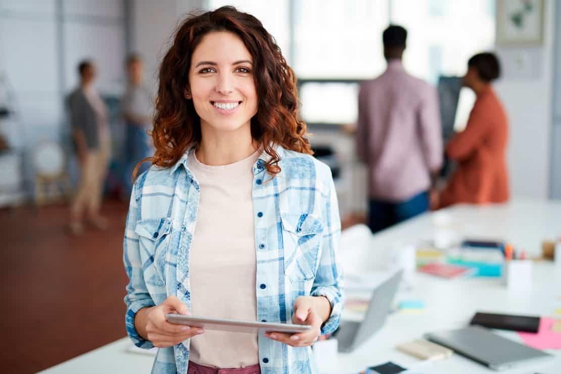 Equipo profesional colaborando en el desarrollo de un sitio web personalizado y optimizado